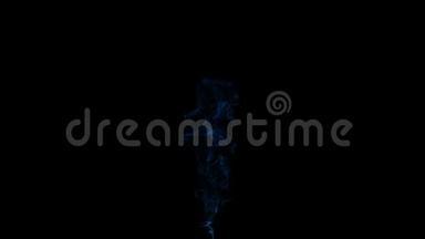 蓝色的烟雾或<strong>浓郁</strong>的蒸汽蜷缩在黑色的背景上